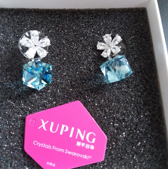 NWT Swarovski Crystals Blue Cube Earrings - Picture 2 of 5
